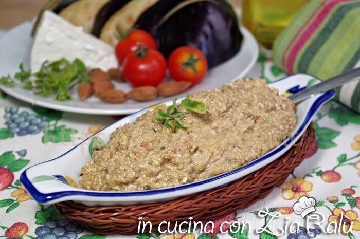 Pesto alle melanzane pomodori e mandorle