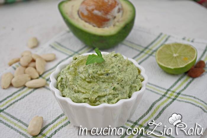 Pesto di avocado e mandorle