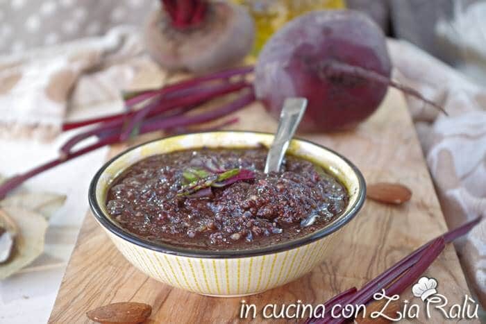 Pesto di foglie di barbabietola rossa