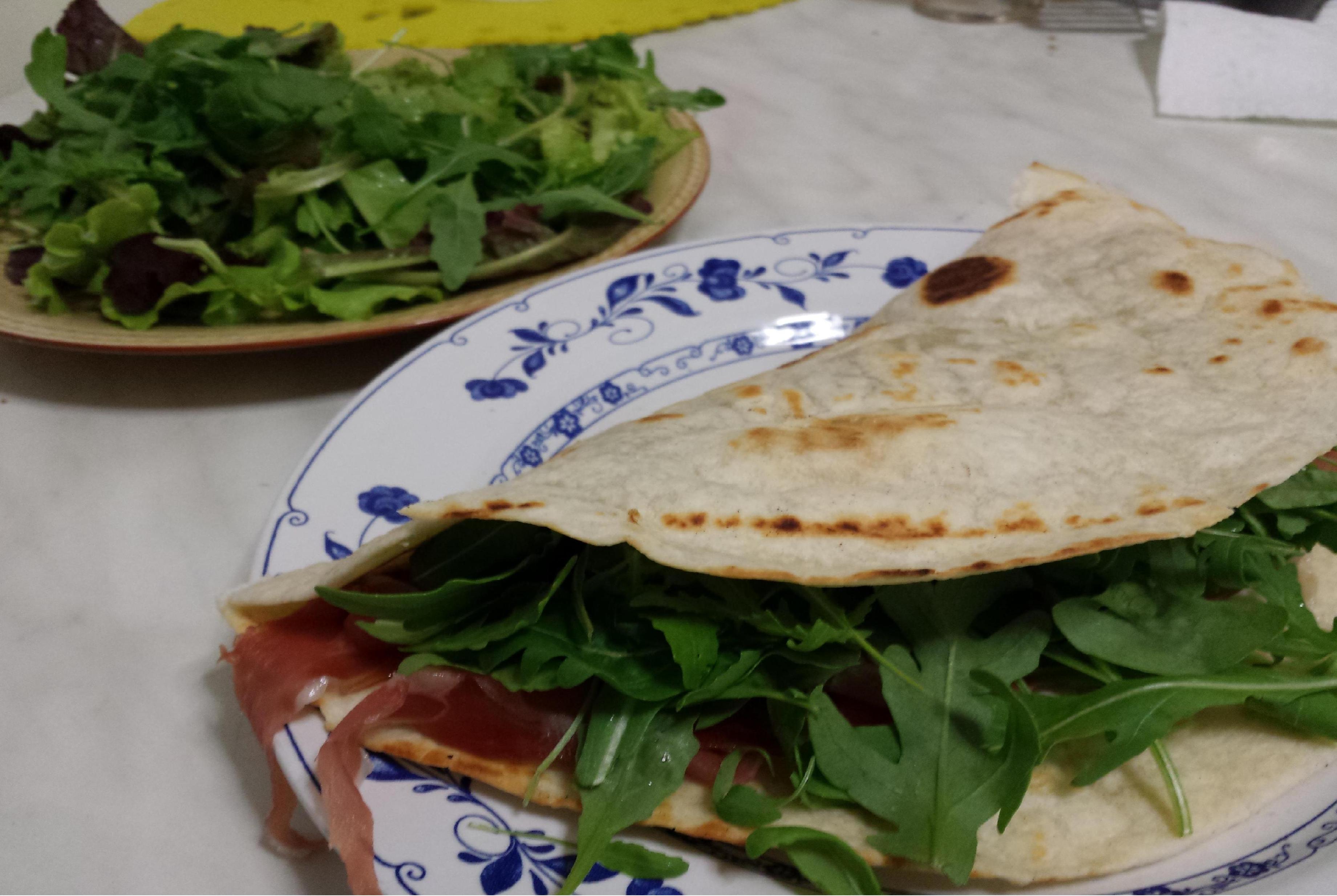 Piadina con crudo,rucola e stracchino