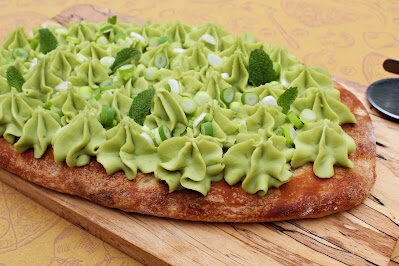 Pinsa con mousse di fave al pecorino