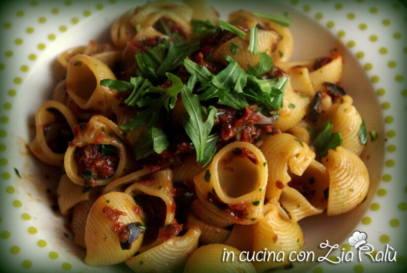 Pipe rigate pomodori secchi e rucola