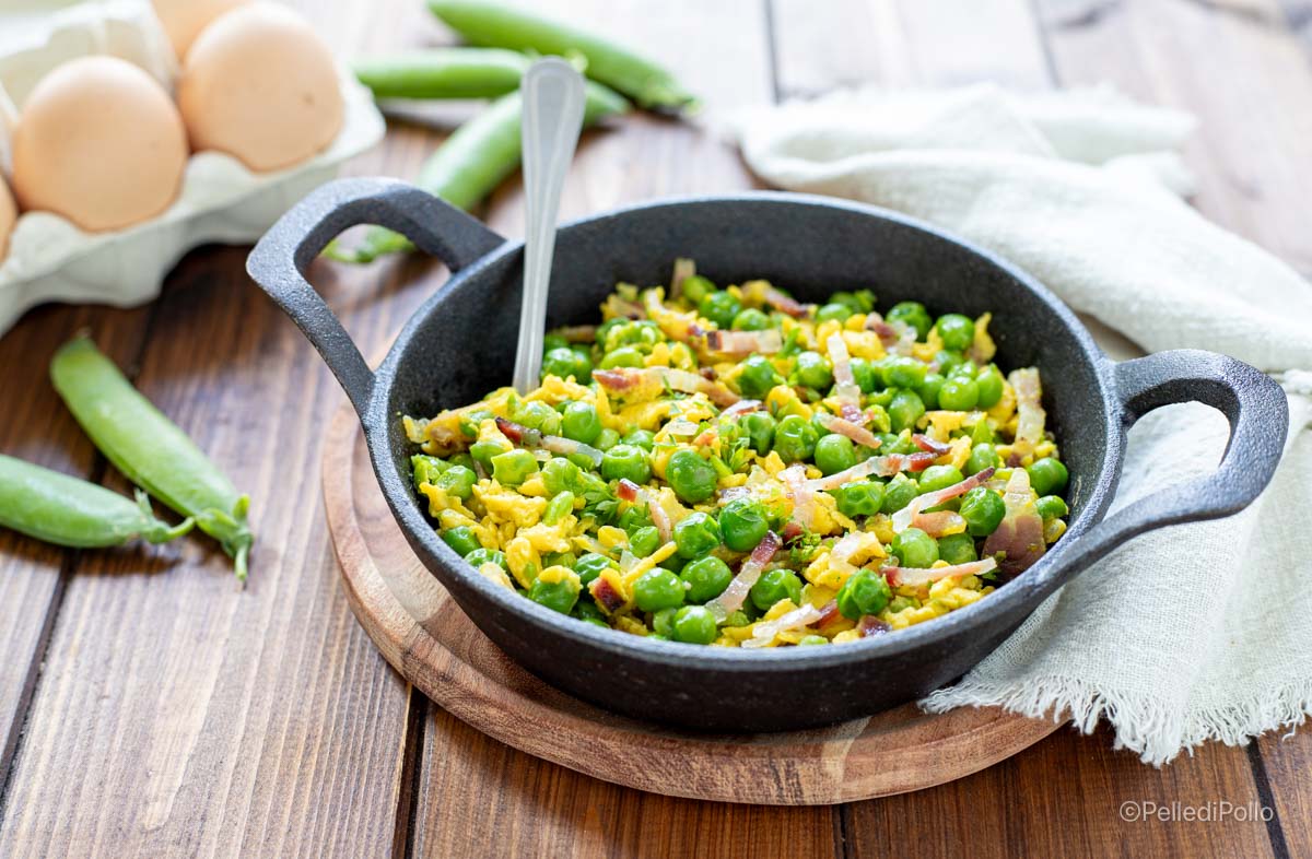 Piselli con uova e pancetta in padella