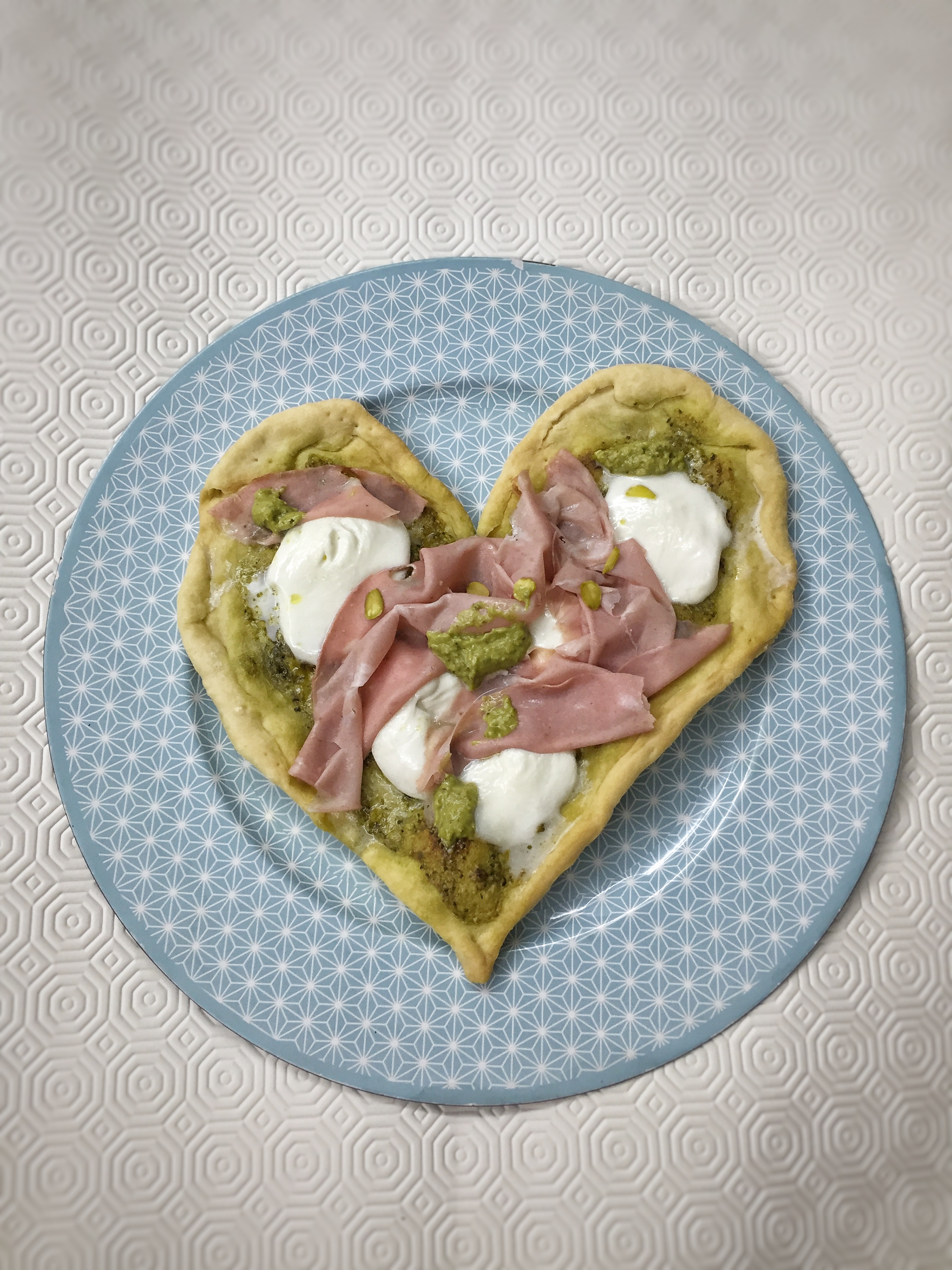 Pizza a cuore con pesto e mortadella