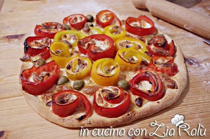Pizza ai peperoni acciughe e olive