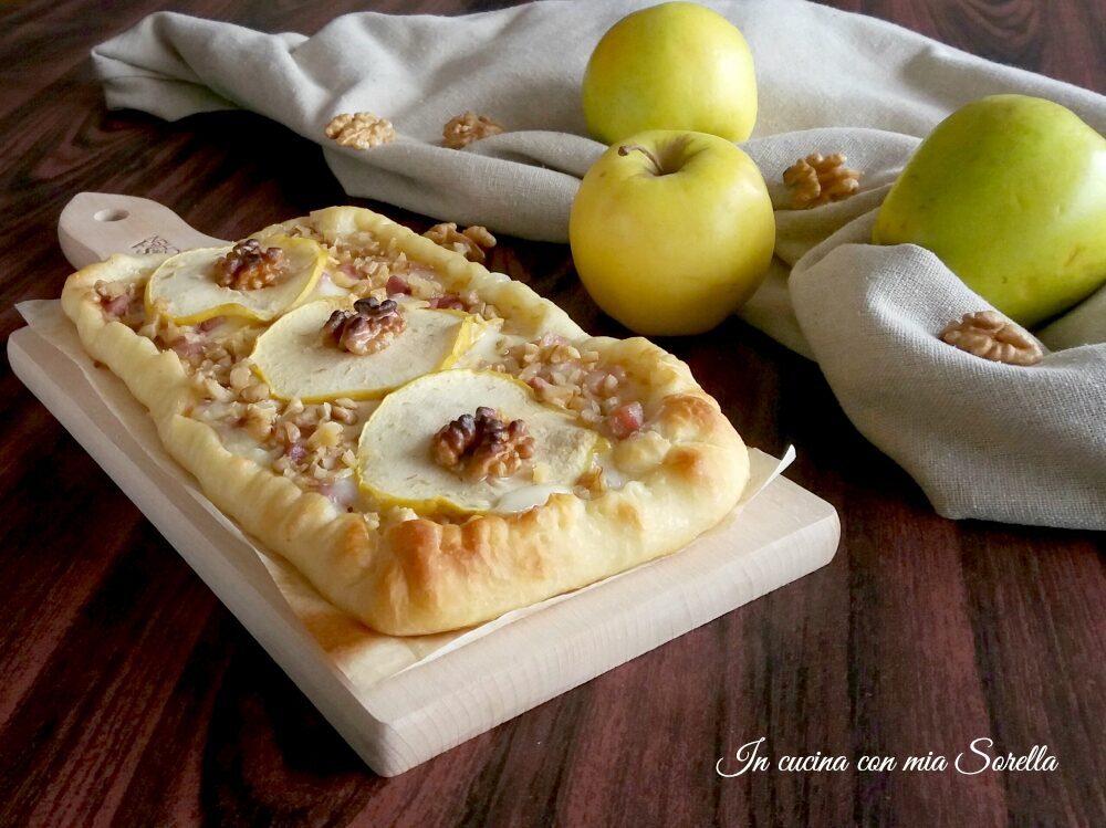 Pizza ai quattro formaggi e pancetta con mele e noci