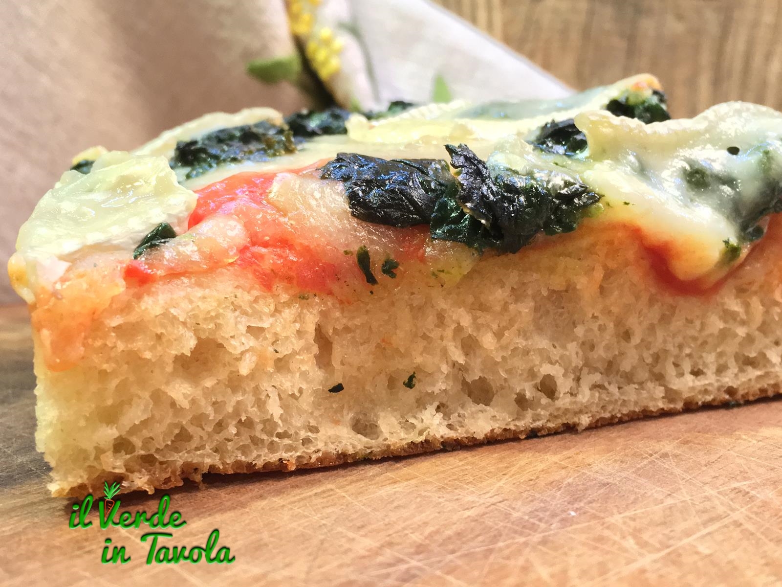 Pizza altissima e croccante con spinaci e brie