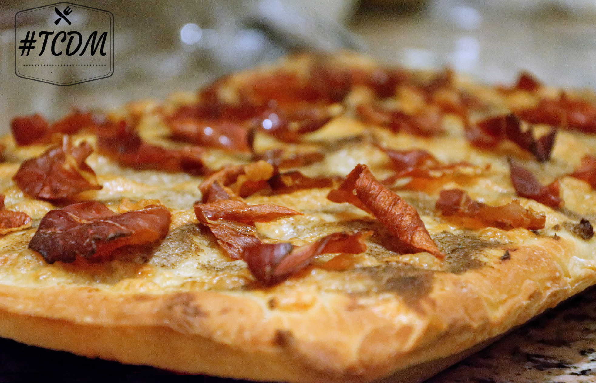 Pizza con crema di funghi e speck croccante
