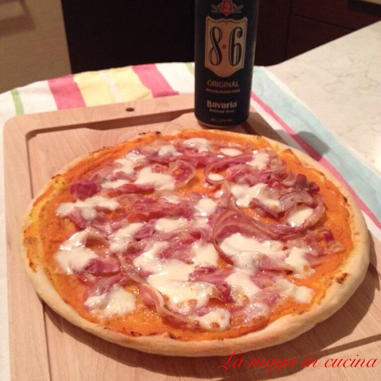 Pizza con crema di zucca e pancetta
