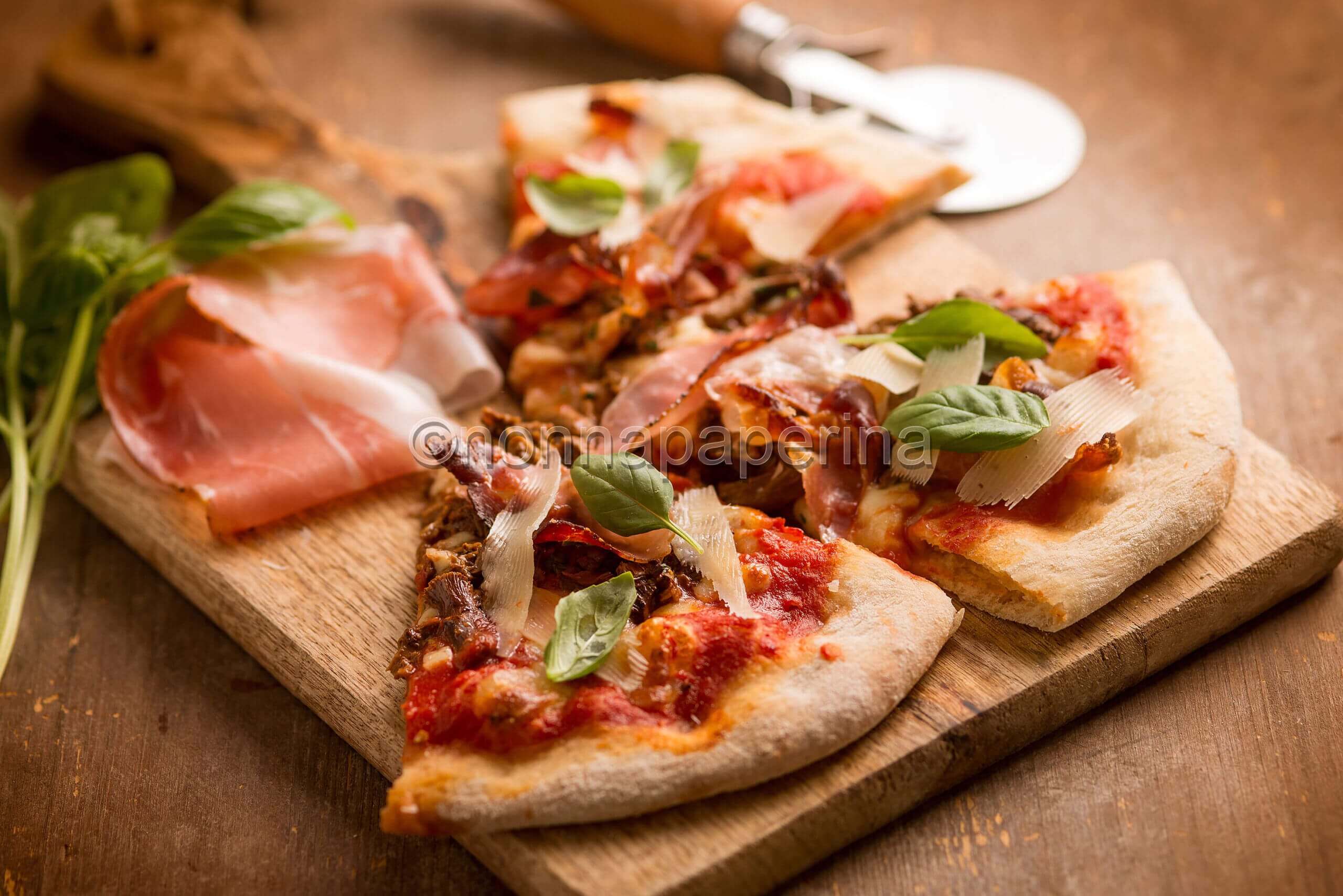 Pizza con funghi trifolati e speck, un abbinamento perfetto