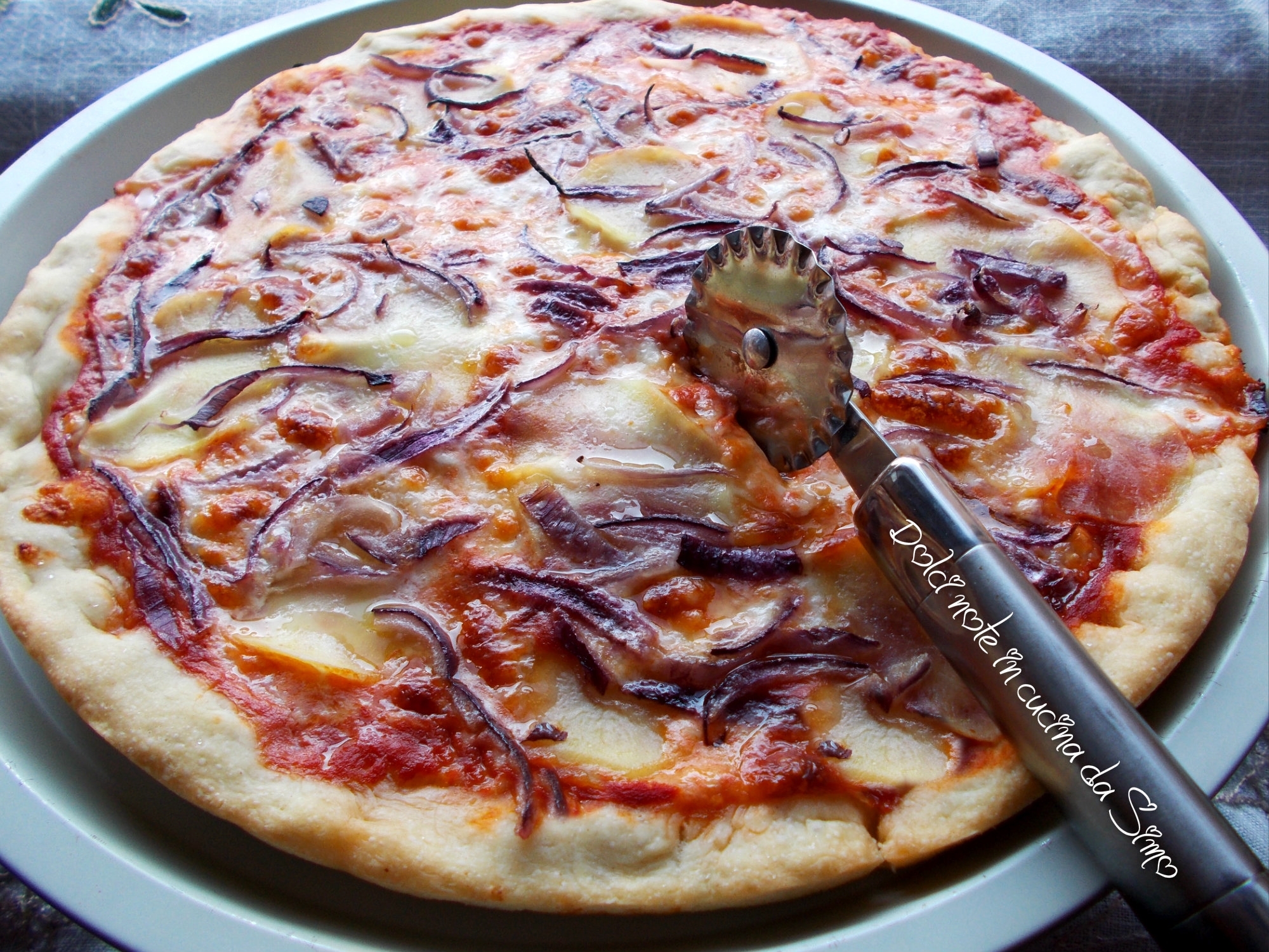 Pizza con patate e cipolla