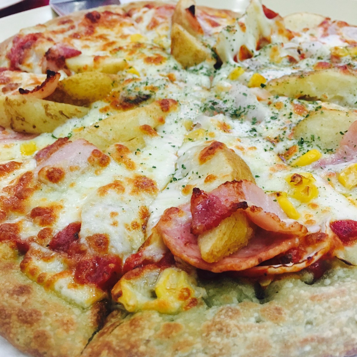 Pizza con patate e salame