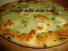 Pizza con patate,pesto e mozzarella