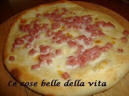 Pizza con prosciutto a dadini e mozzarella