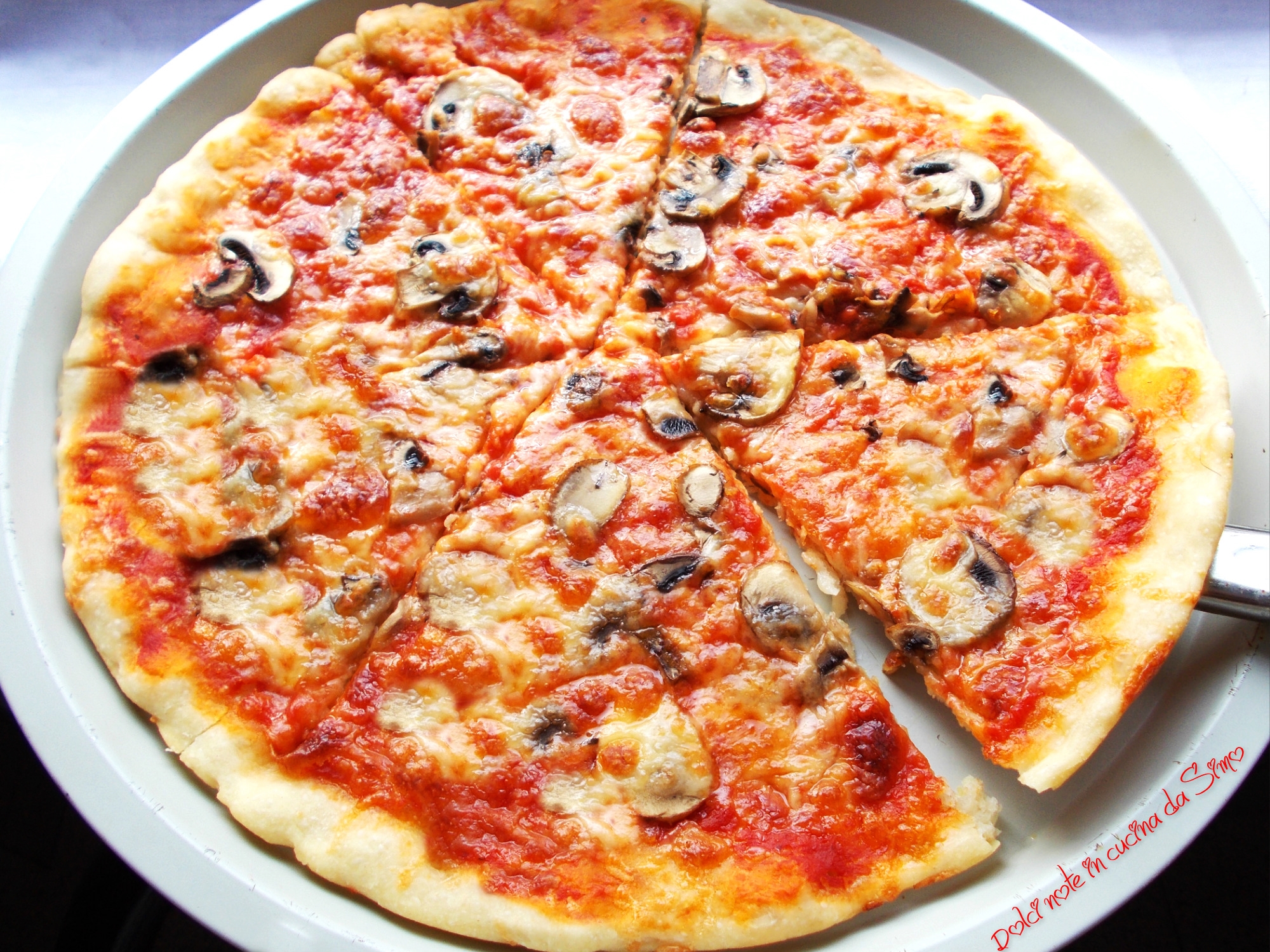 Pizza con scamorza e funghi