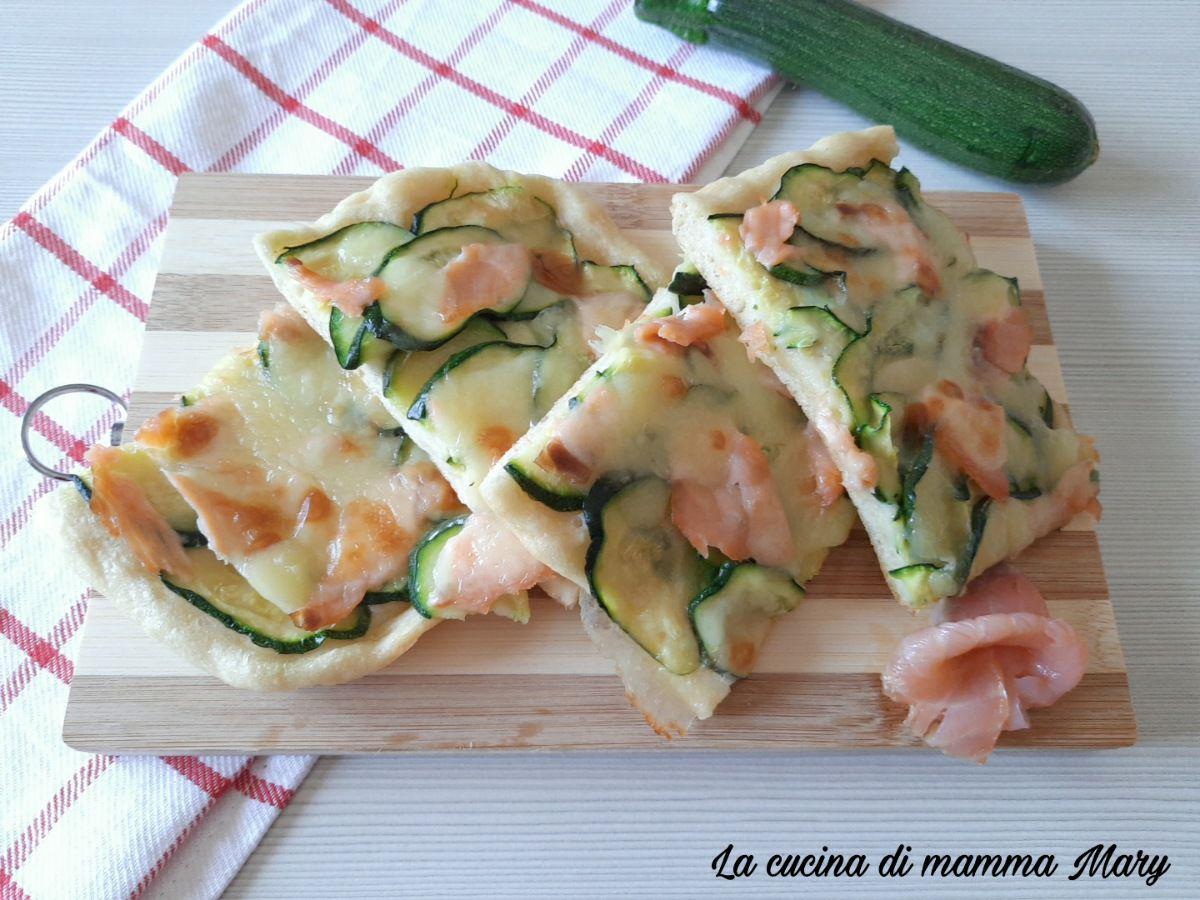 Pizza con zucchine e salmone