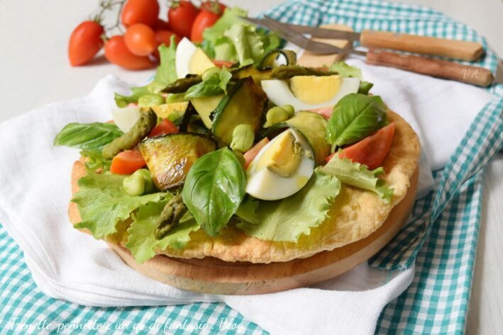 Pizza di pasta sfoglia con verdure e uova: sembra una pizza ma non lo é!