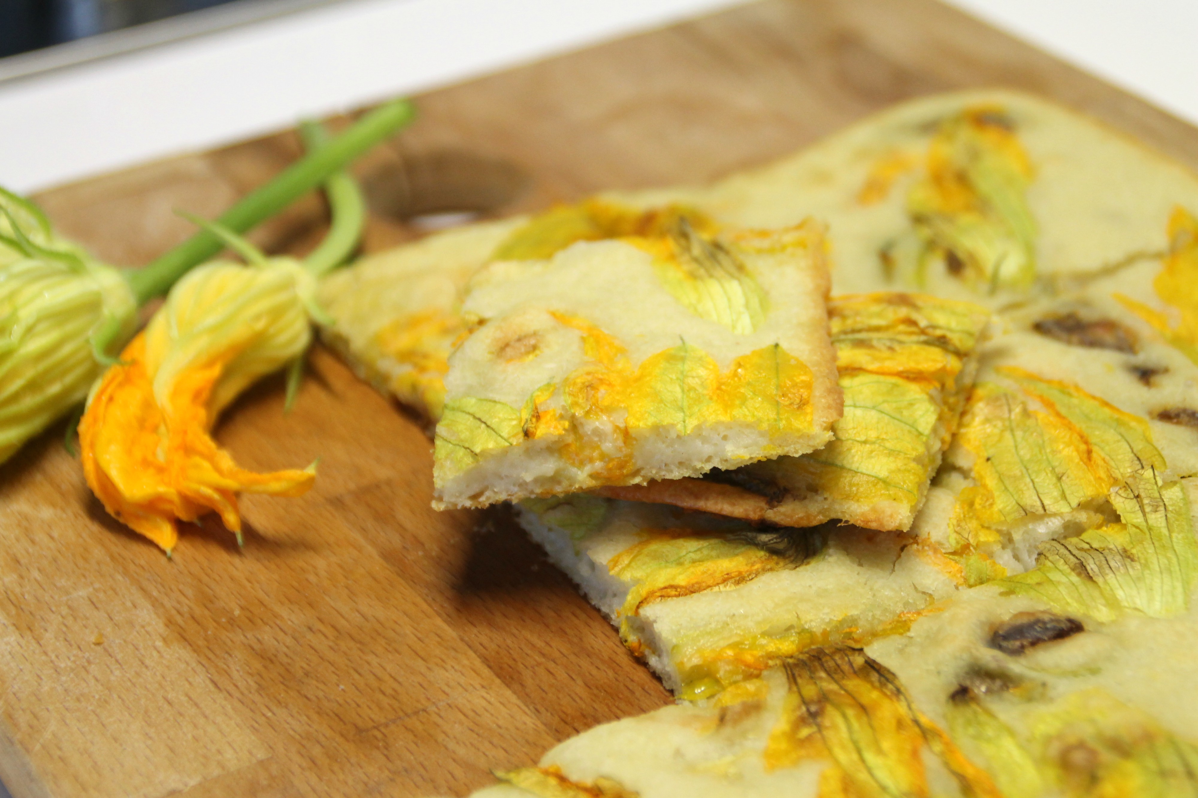 Pizza di pastella con fiori di zucca