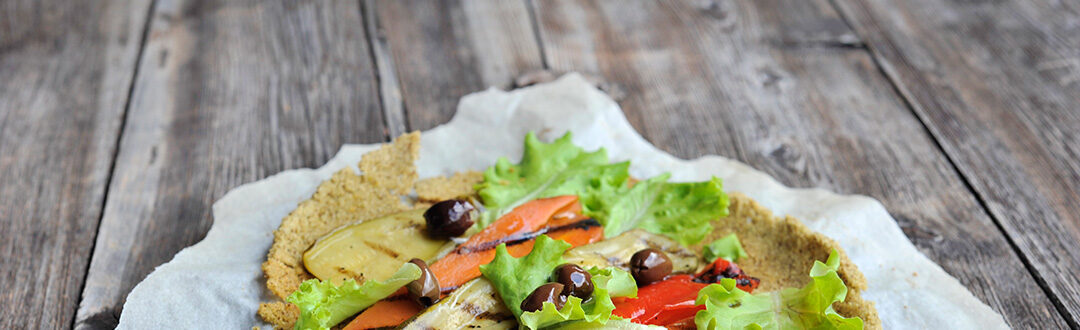 pizza di teff con verdure grigliate