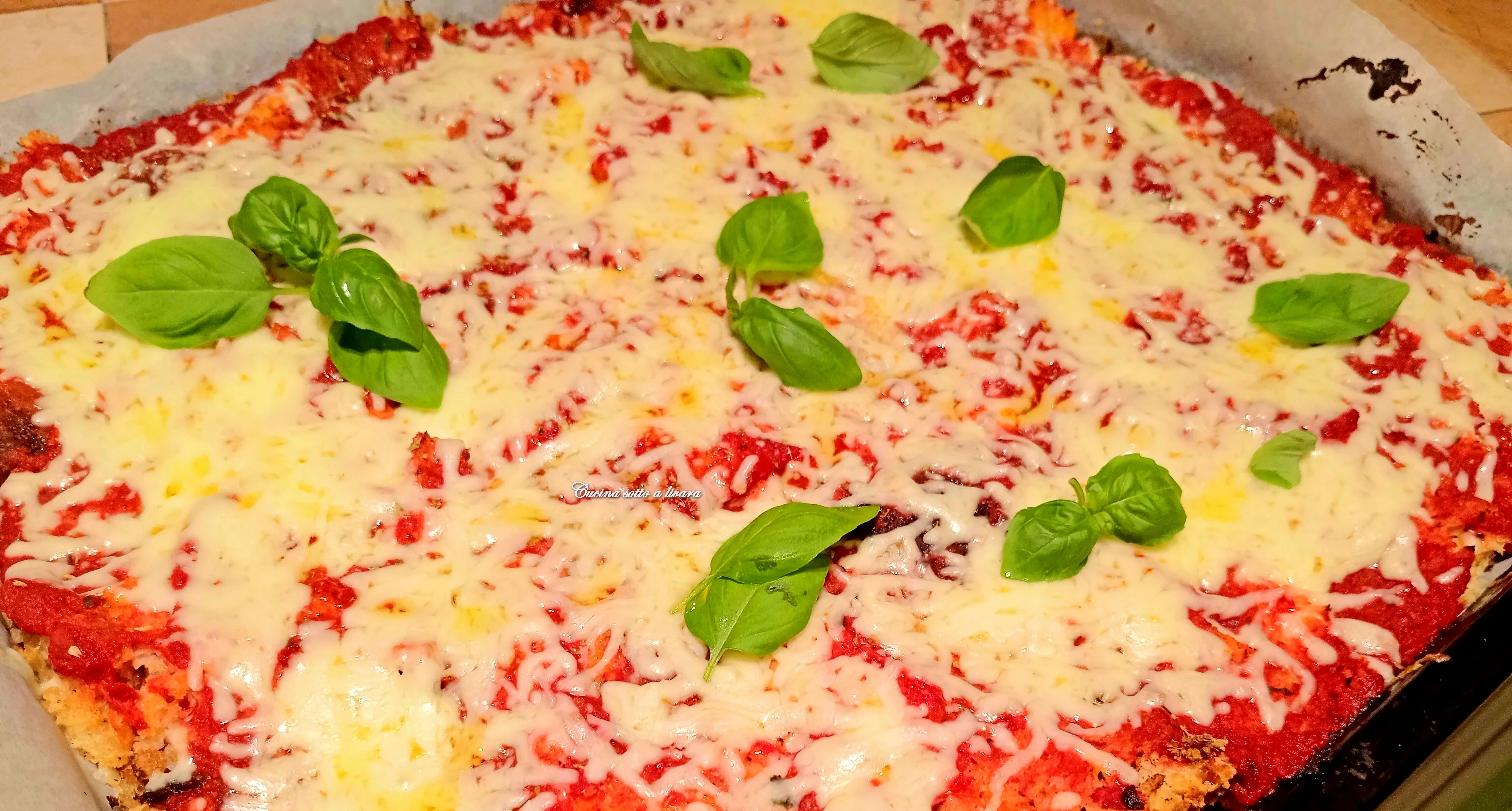 Pizza in teglia con base di pane