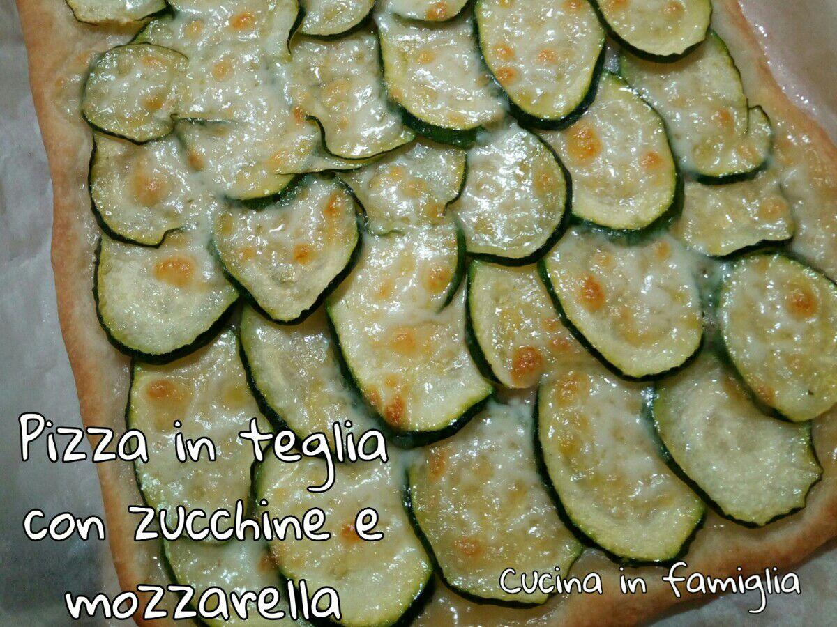Pizza in teglia con zucchine e mozzarella