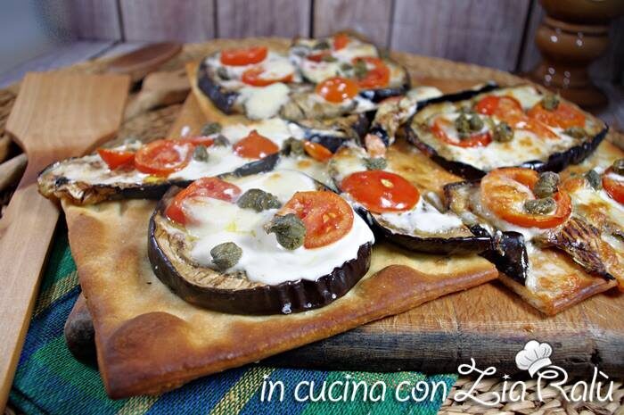 Pizza melanzane pomodori e mozzarella veloce