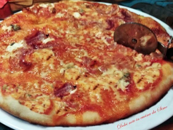 Pizza pancetta e gorgonzola