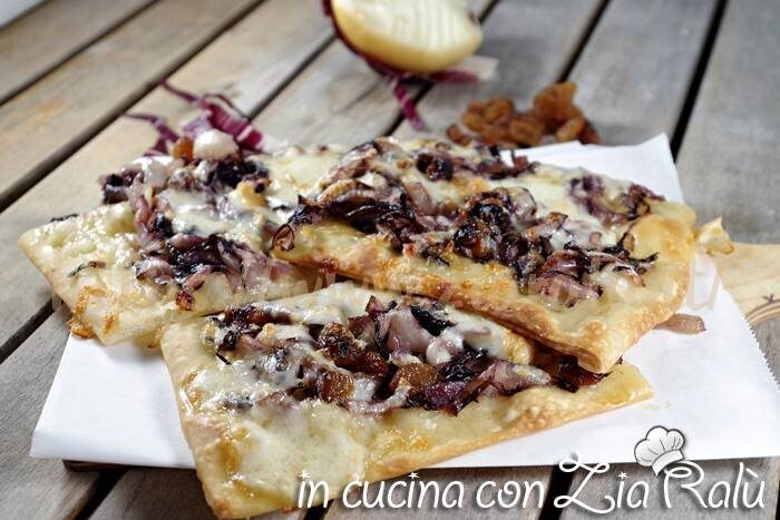 Pizza radicchio scamorza e uva passa