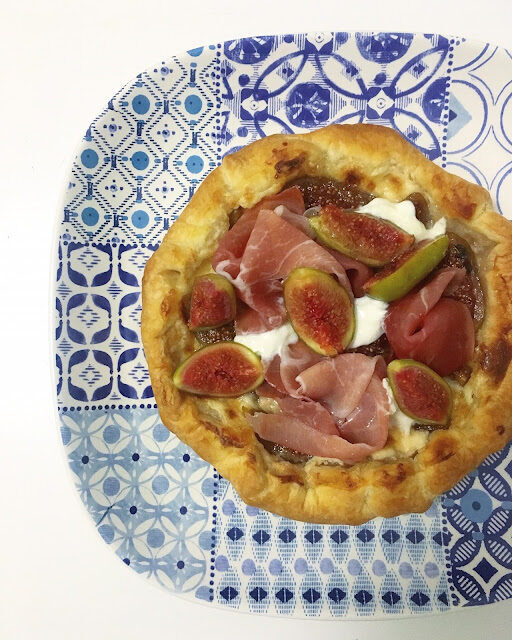 Pizza rustica con crudo, stracciatella e fichi