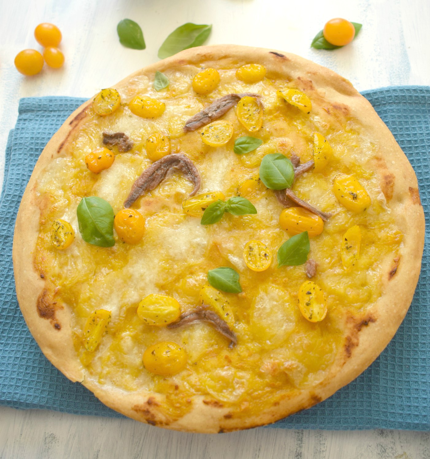 Pizza semi integrale alla crema di datterini gialli e fiordilatte