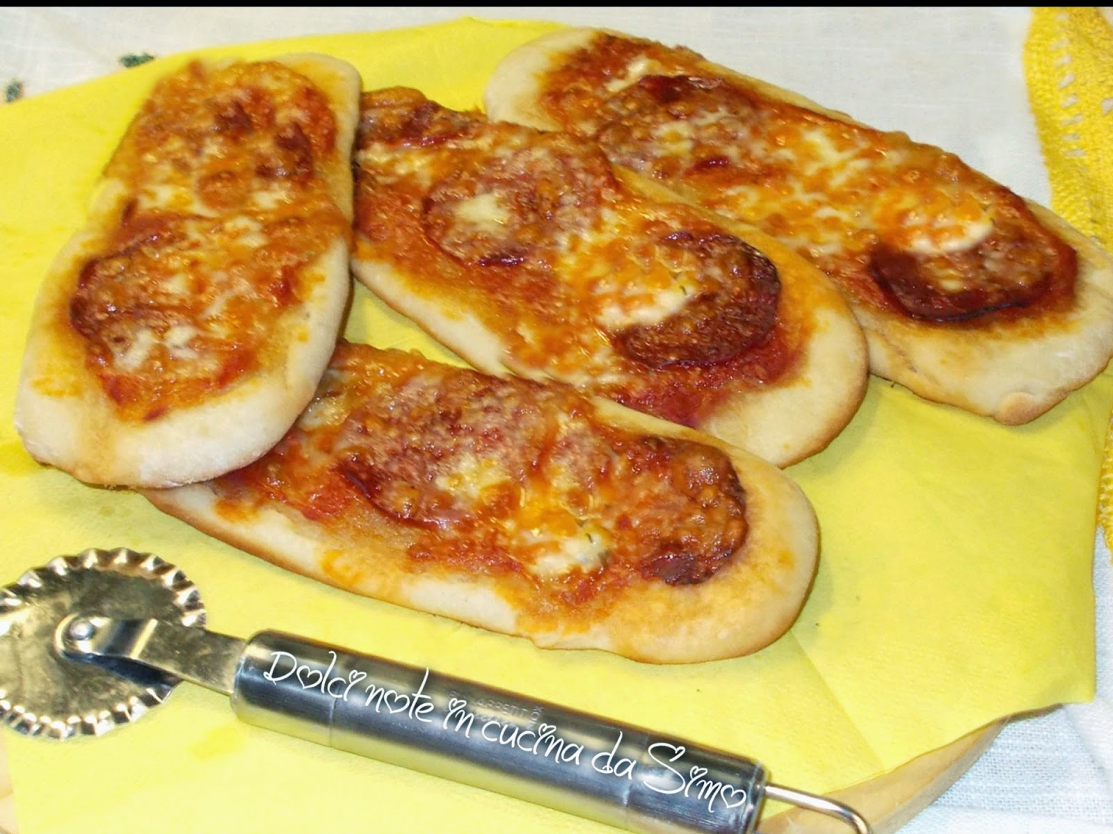 Pizzette con salame chorizo e gorgonzola
