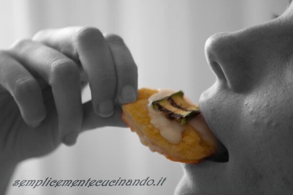 Pizzette con stracchino zucchine e pepe