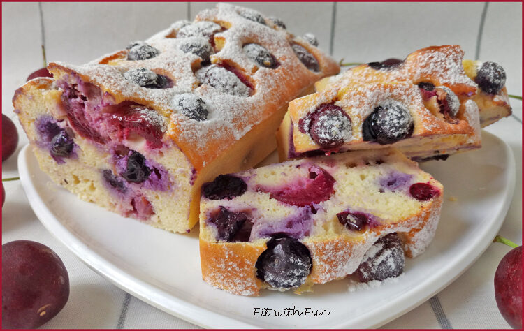 Plumcake al limone con mirtilli e ciliegie
