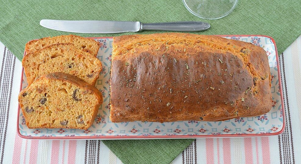 Plumcake al tonno con olive e pomodori secchi