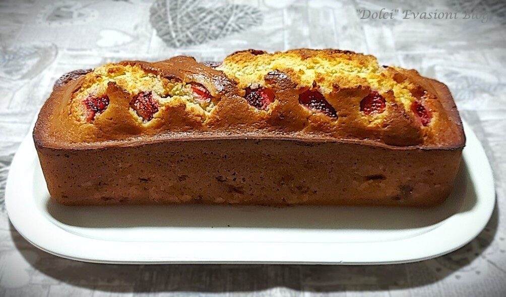 Plumcake fragole, ricotta e cioccolato bianco