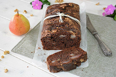 Plumcake soffice al cacao con pere e noci