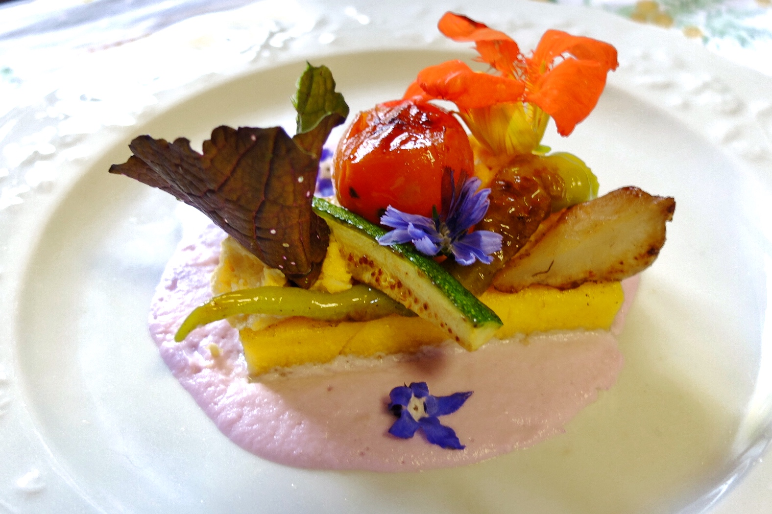 Polenta con crema di cavolfiore senapato e verdure croccanti