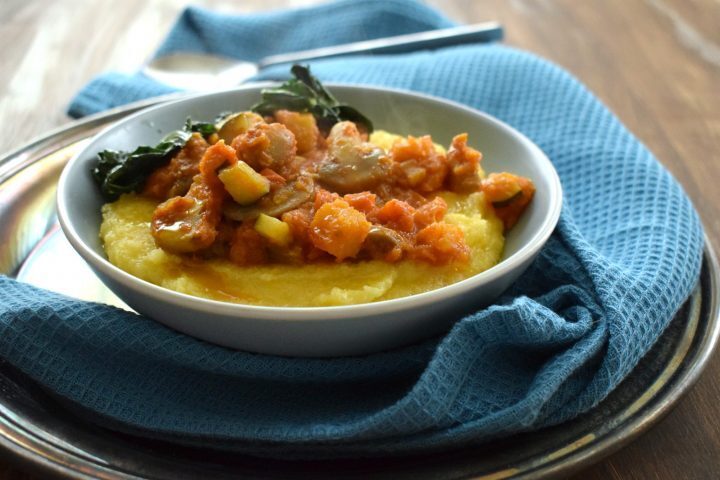 Polenta con ragù speziato di verdure con funghi