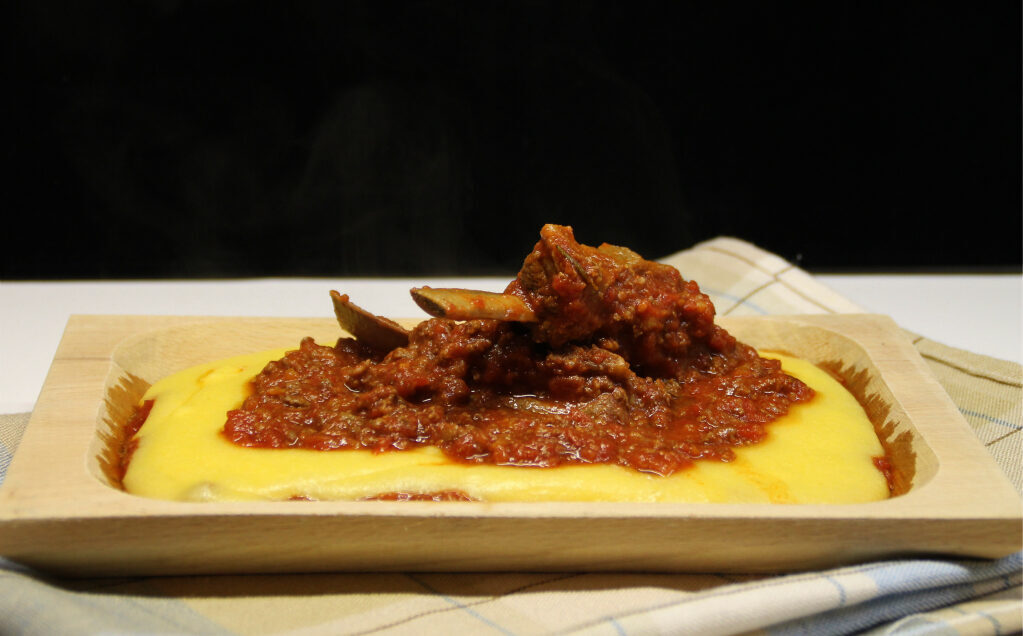 Polenta con sugo di cinghiale