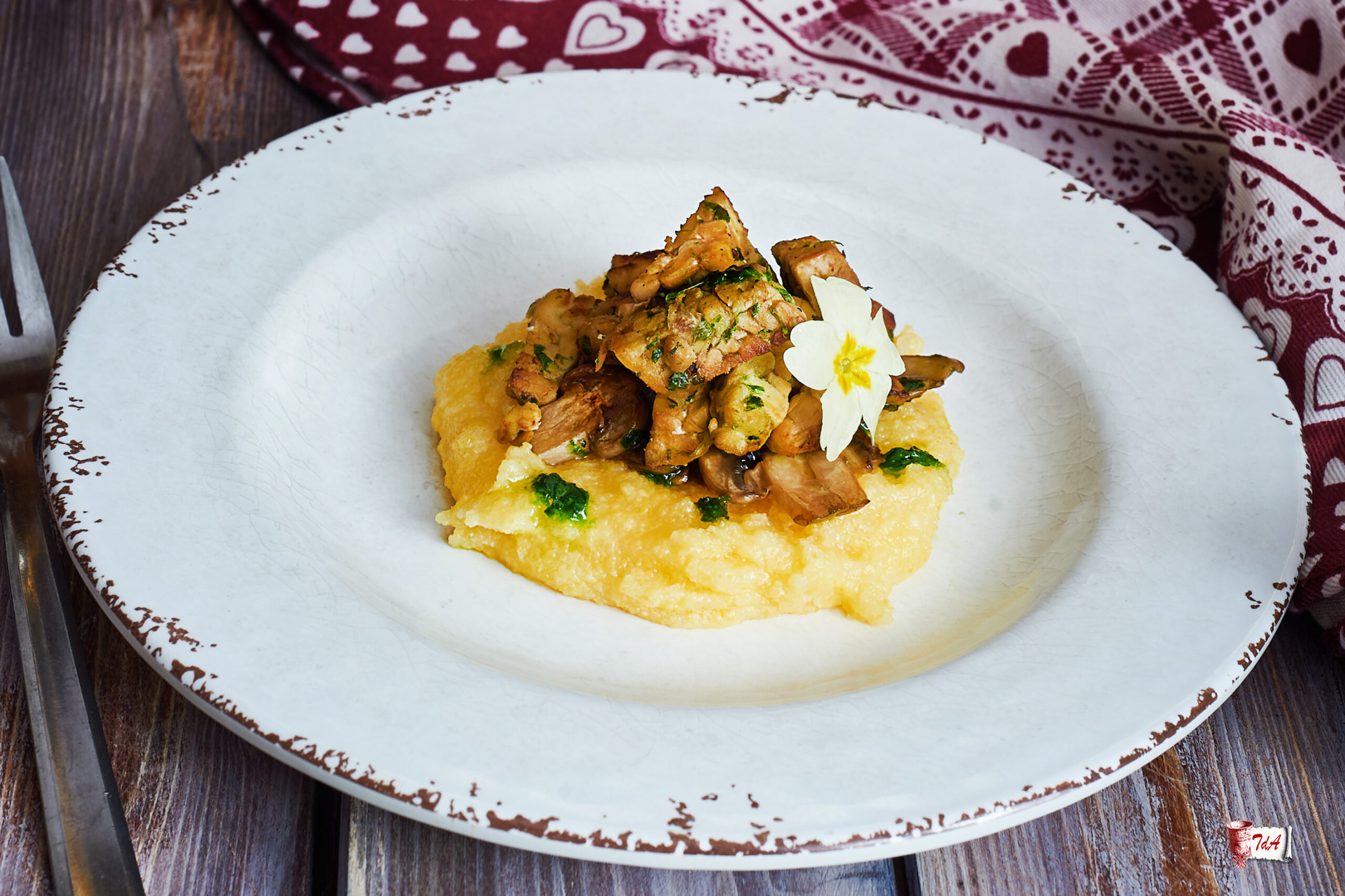 Polenta con tempeh e funghi all’aglio orsino