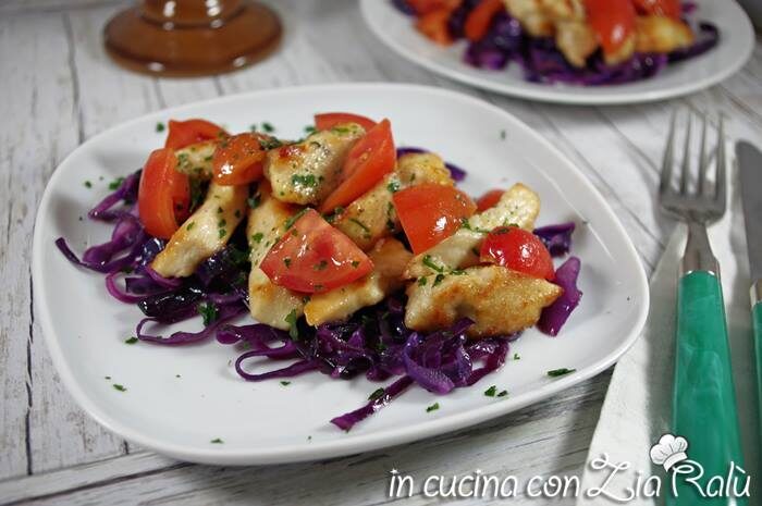 Pollo al vino con cavolo viola e pomodorini