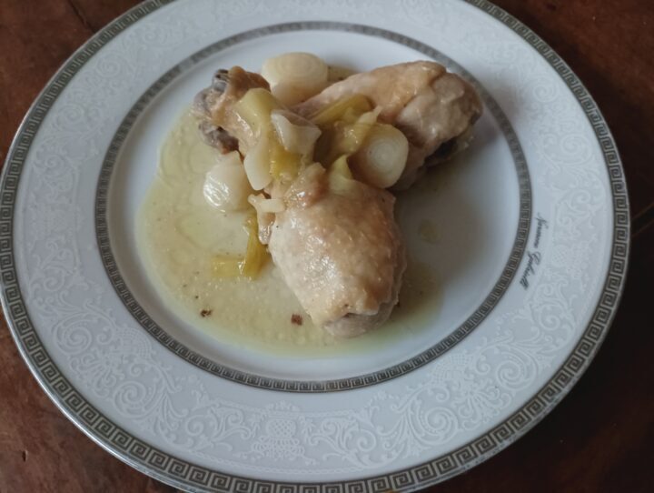 Pollo con i cipollotti al vino bianco
