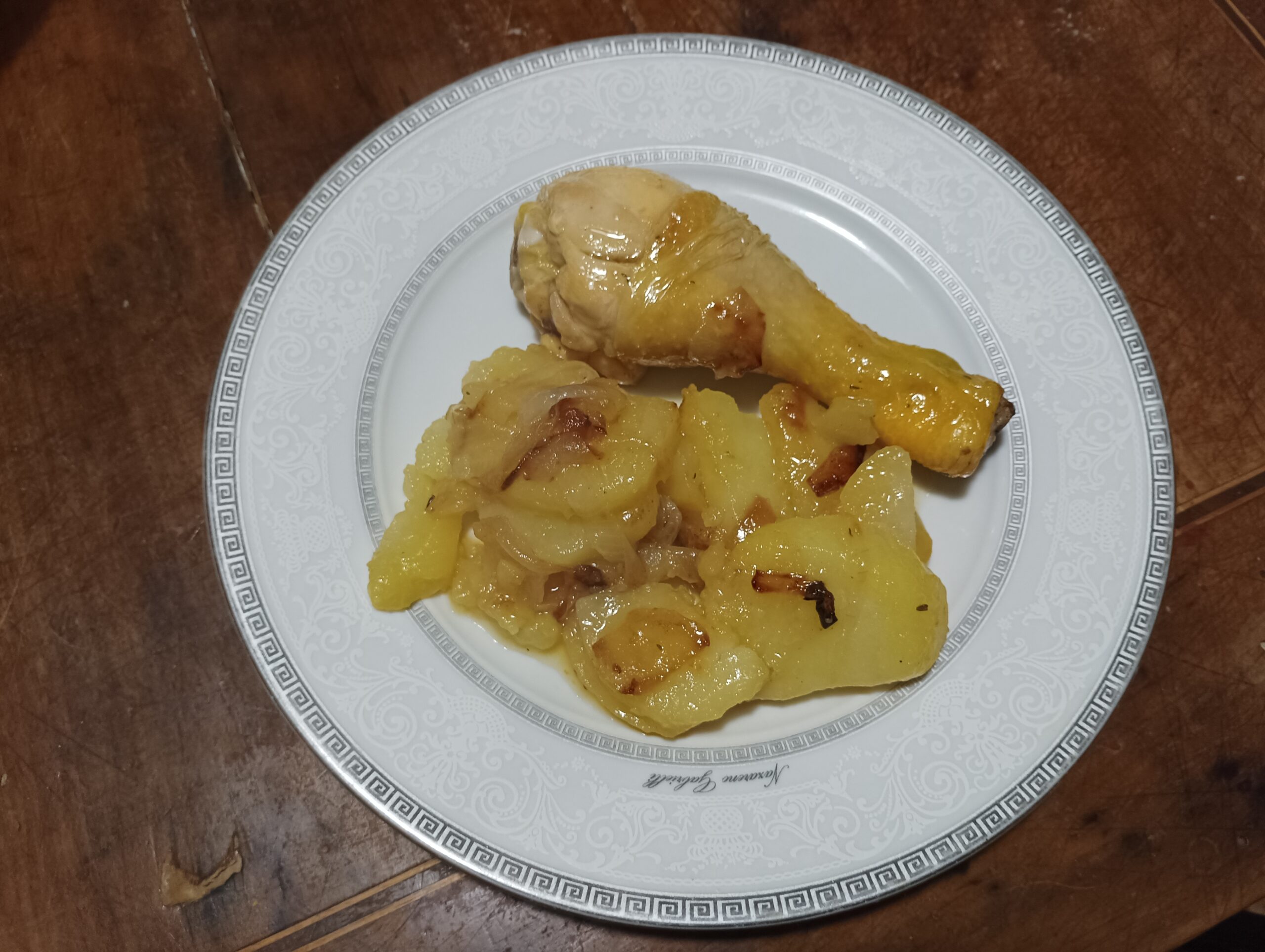 Pollo con patate e cipolla in casseruola