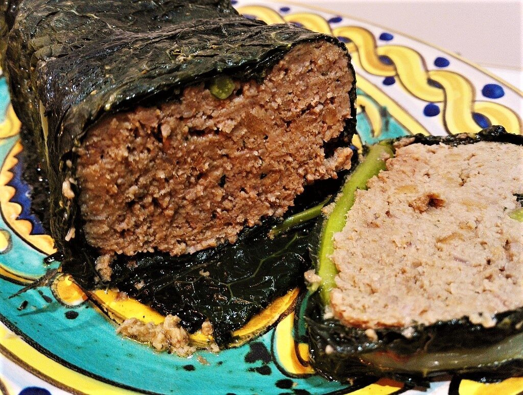 Polpettone allo speck in camicia di cavolo nero