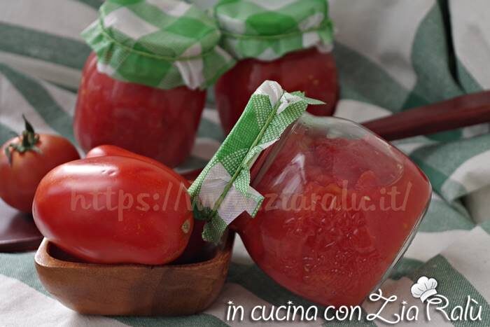 Pomodori pelati â conserve fatte in casa