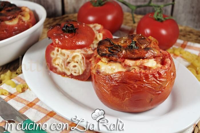 Pomodori ripieni di pasta prosciutto cotto e asiago al forno