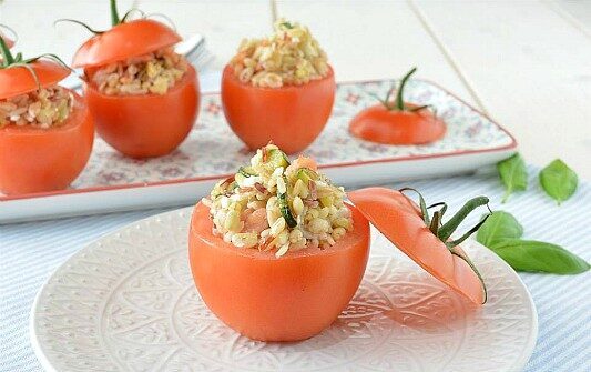 Pomodori ripieni di riso con zucchine, salmone e feta