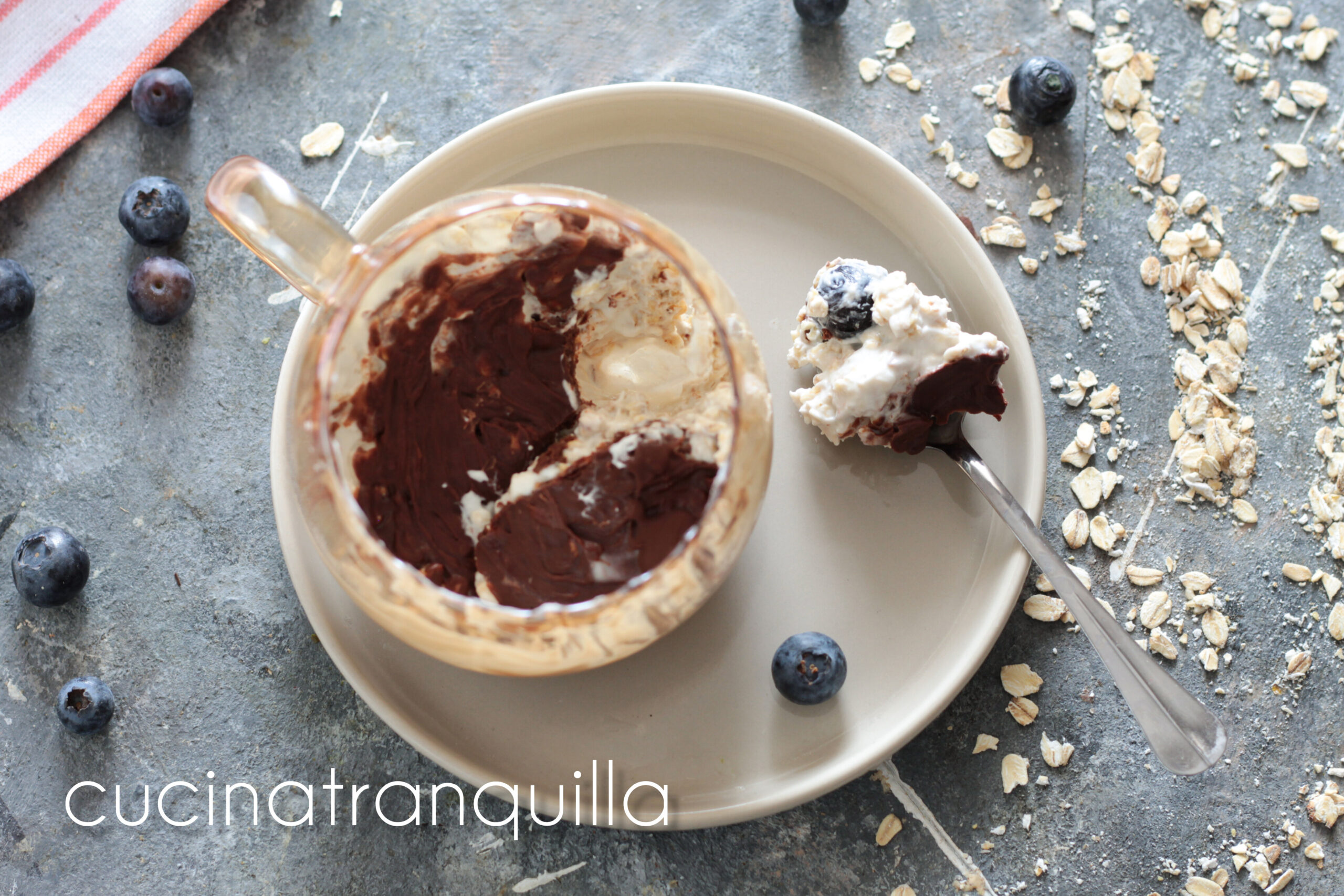 Porridge freddo al kefir e mirtilli