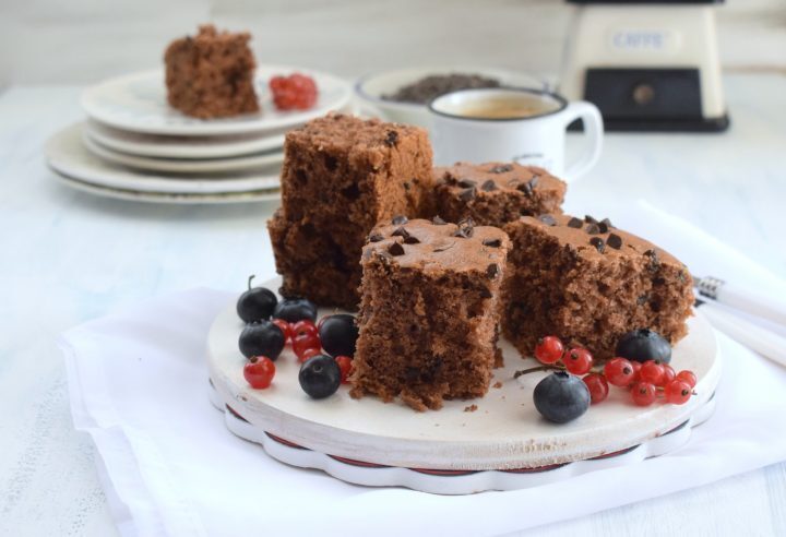 Quadrotti al cacao e formaggio con gocce al fondente