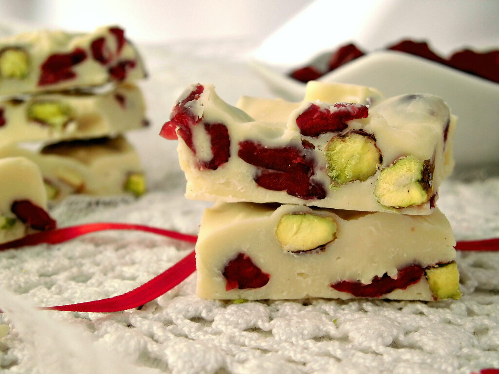 Quadrotti di cioccolato bianco con pistacchi e mirtilli rossi